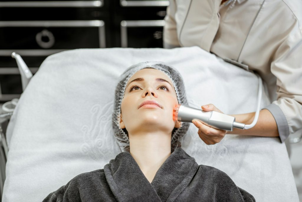 Cosmetologist making facial treatment to a woman -Top Tratamientos Estéticos No Invasivos para un Look Fresco y Natural - Uve Medical, clinica especializada en tratamientos esteticos y capilares.