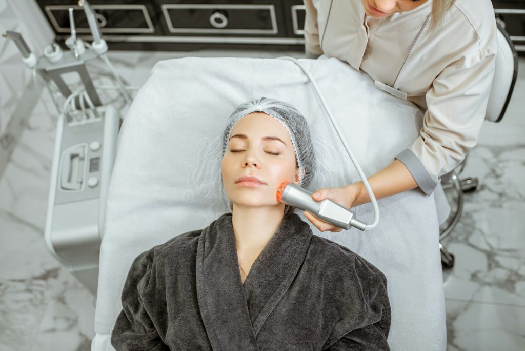 Woman during the facial treatment at the beauty salon -  Top tratamientos esteticos No Invasivos para un look Fresco y Natural - Uve Medical, Cinica de estetica capilar y facial